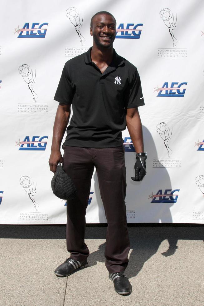 los angeles 20 sep - aldis hodge anländer till atas golfturnering 2010 på privat golfklubb den 20 september 2010 i toluca lake, ca. foto