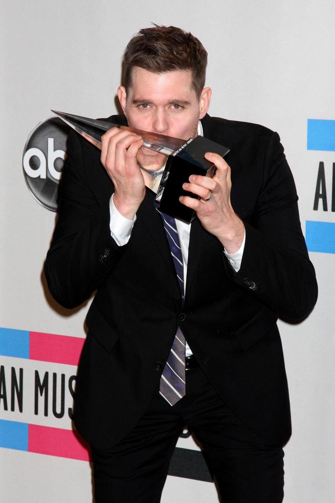 los angeles 21 nov - michael buble i pressrummet för 2010 års American Music Awards på nokia teater den 21 november 2010 i los angeles, ca. foto