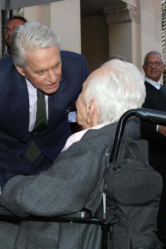 los angeles 6 nov - michael douglas, kirk douglas vid michael douglas stjärnceremonin på Hollywood Walk of Fame den 6 november 2018 i los angeles, ca foto