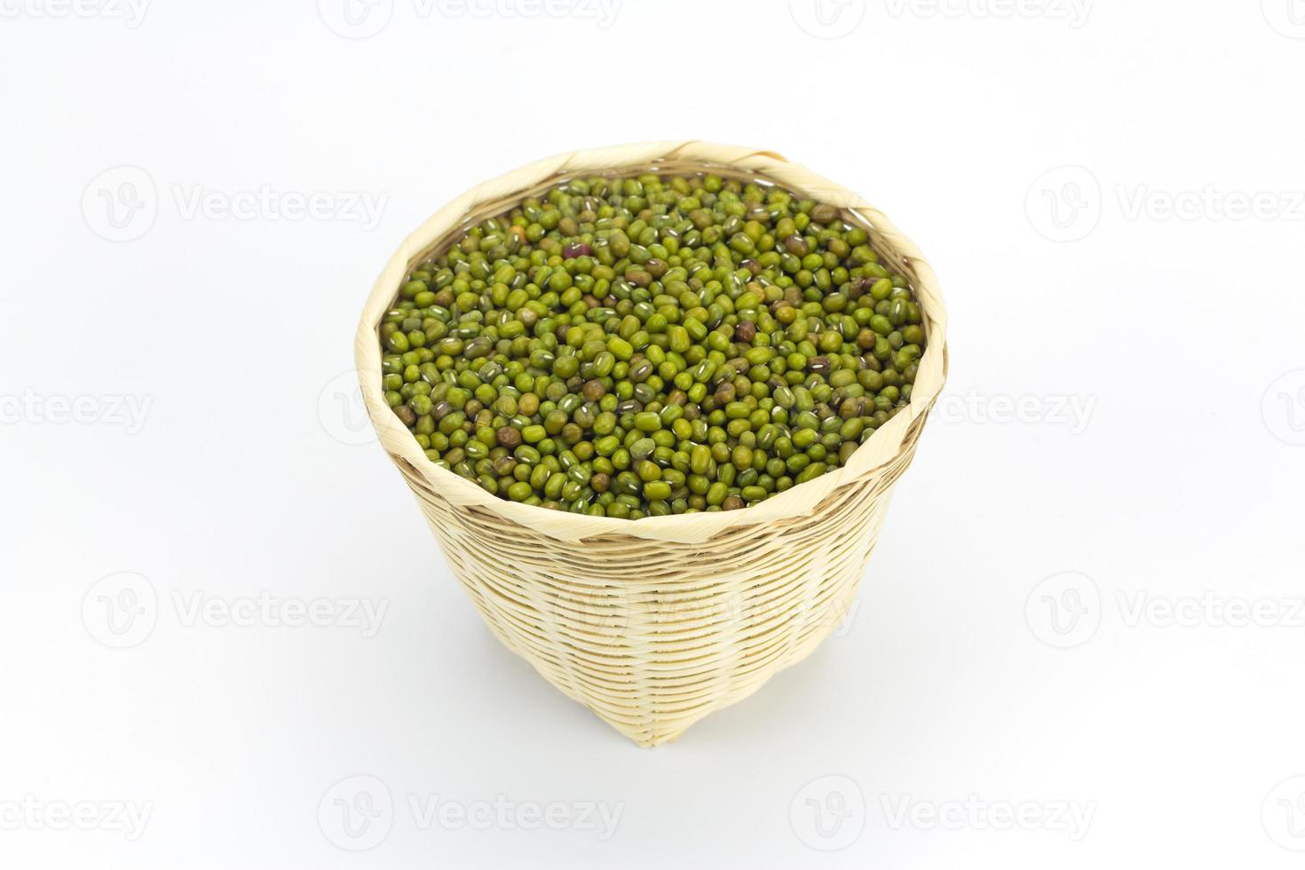 grön böna eller mung bönor i bambukorg isolerad foto