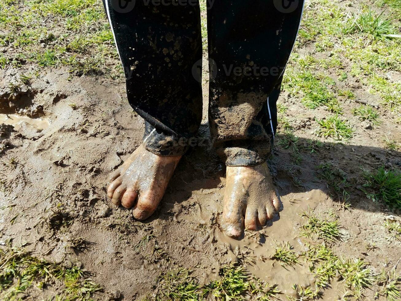 barn med leriga fötter och lera och gräs foto