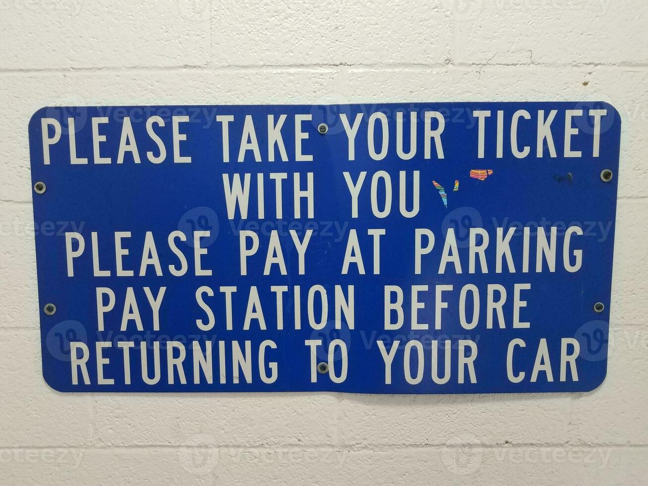 blå vänligen ta din parkeringsbiljettskylt på väggen foto
