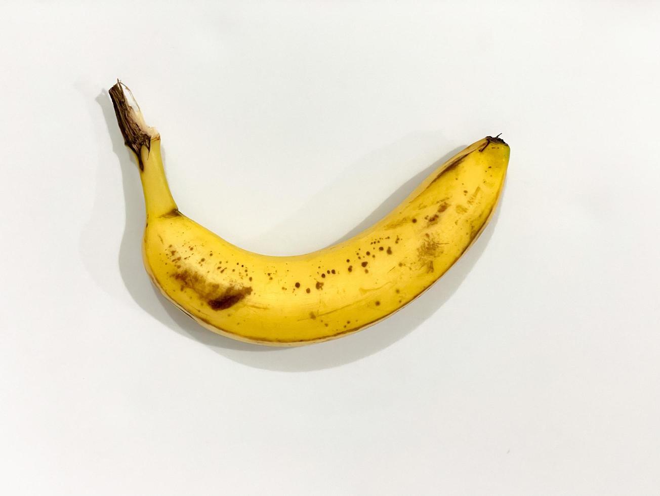 banan i vit bakgrund. söt gul banan med detalj för reklam eller affisch. foto