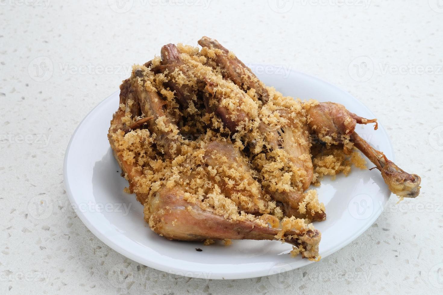 ayam goreng kremes, indonesiskt kök, stekt kyckling tillagad med speciell krydda, kombinerat med krispigt stekt mjöl kremes foto