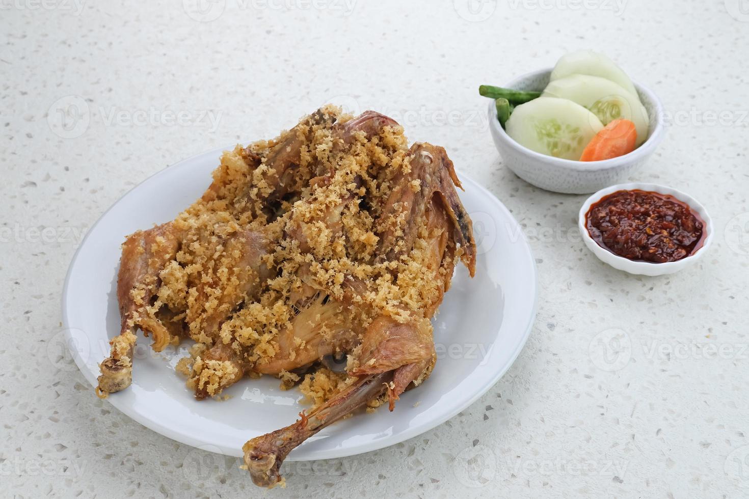 ayam goreng kremes, indonesiskt kök, stekt kyckling tillagad med speciell krydda, kombinerat med krispigt stekt mjöl kremes foto