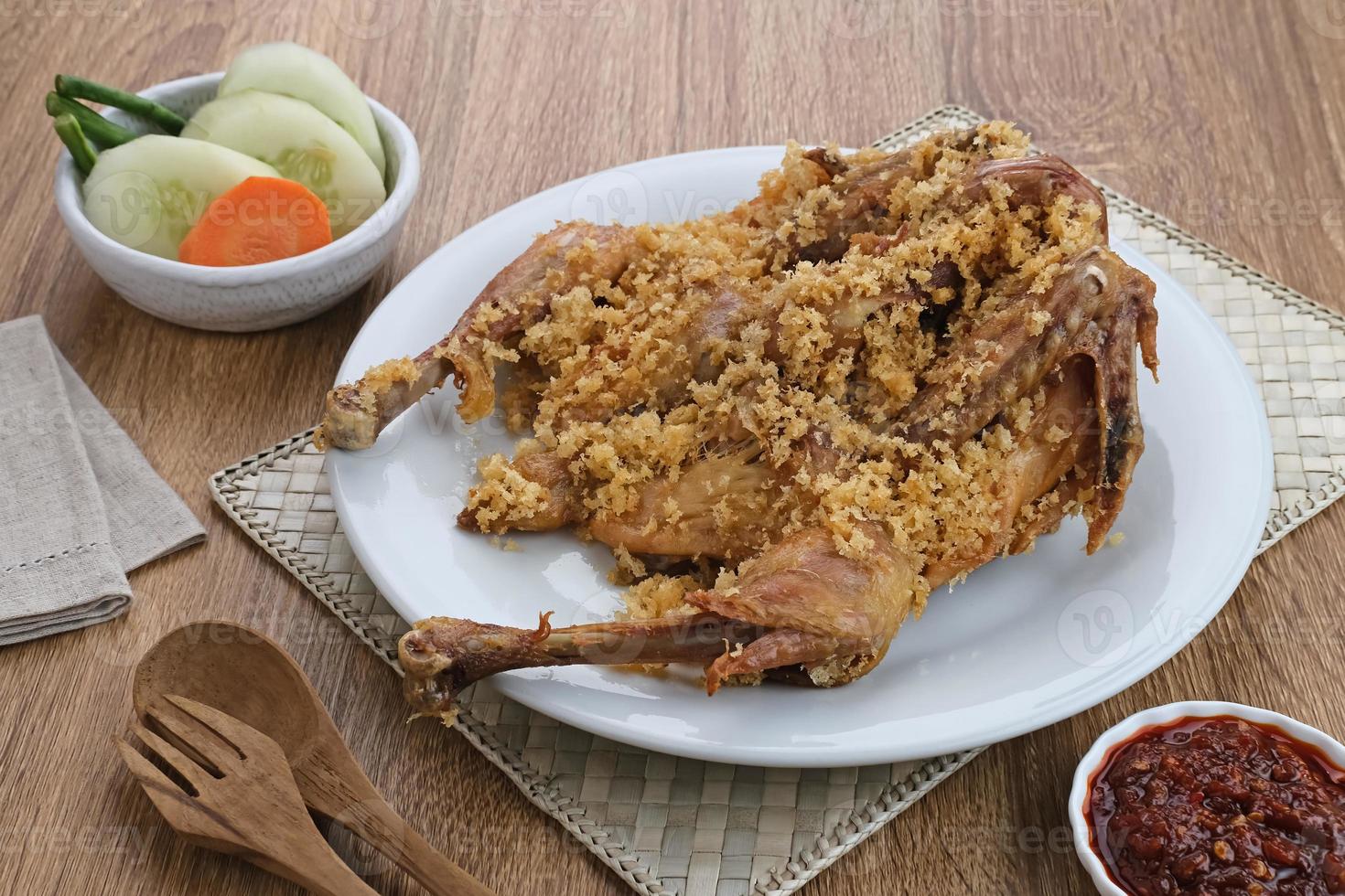 ayam goreng kremes, indonesiskt kök, stekt kyckling tillagad med speciell krydda, kombinerat med krispigt stekt mjöl kremes foto