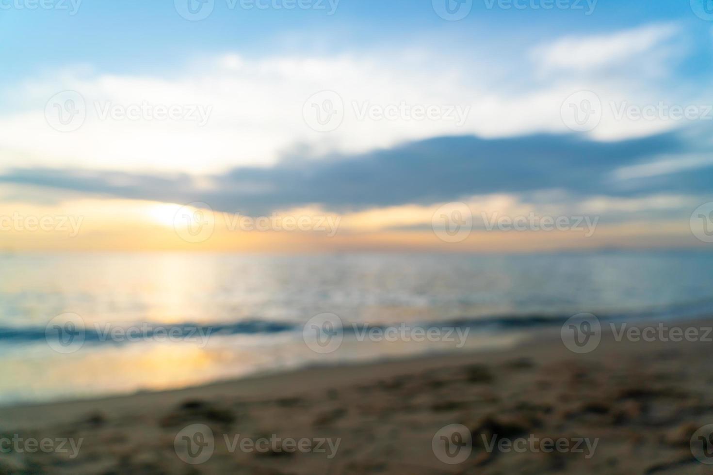 abstrakt oskärpa vacker tropisk strand och hav med skymningshimlen vid solnedgången foto