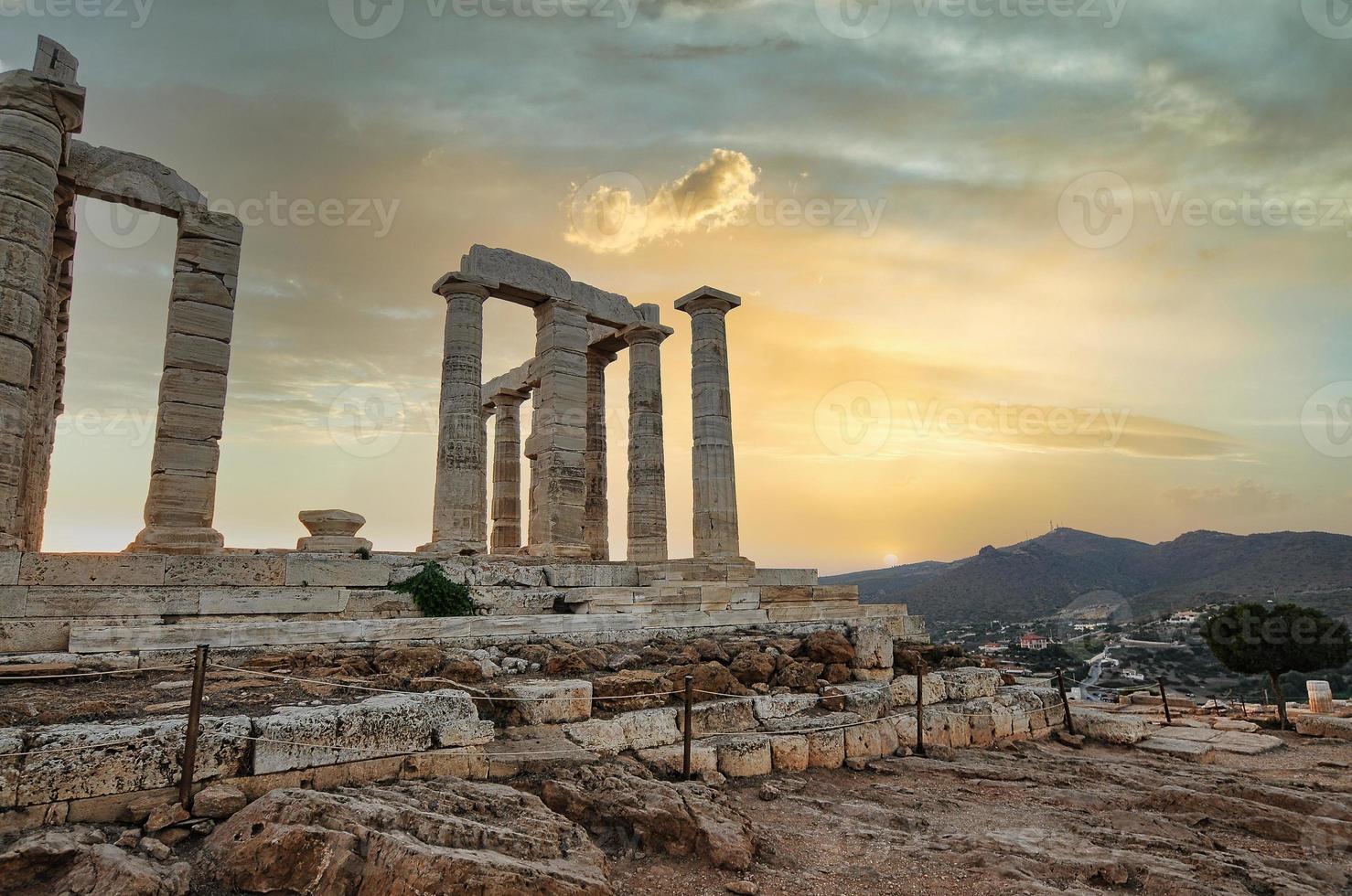 grekland. Cape Sounion - ruinerna av ett antikt grekiskt tempel i Poseidon före solnedgången foto