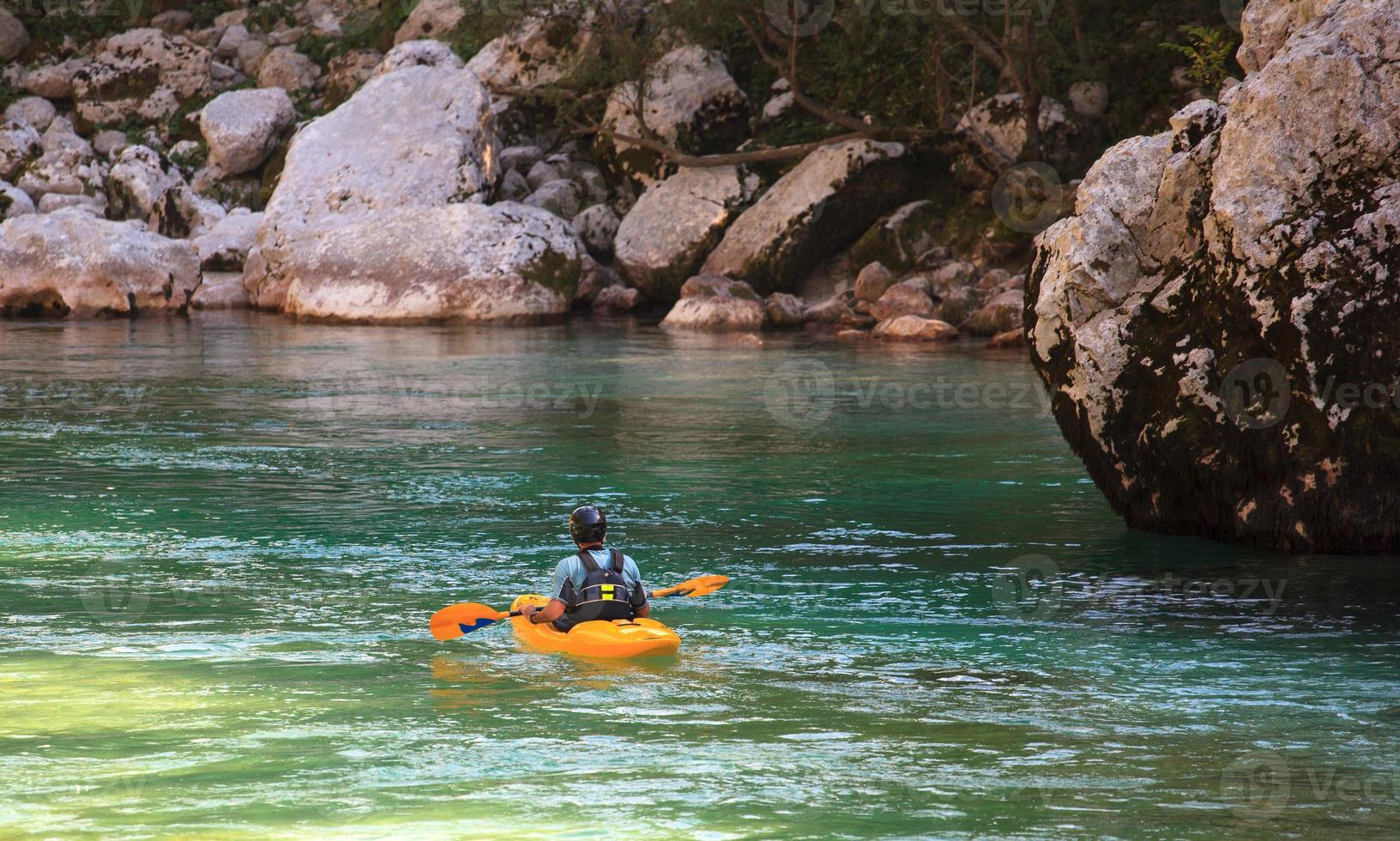 kajakpaddling på soca-floden, Slovenien foto