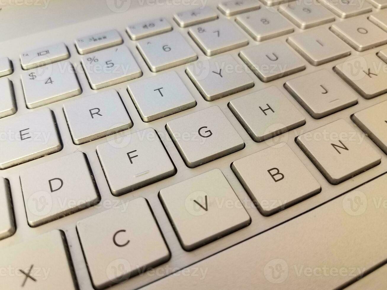 silver metall tangentbord på dator med bokstäver foto