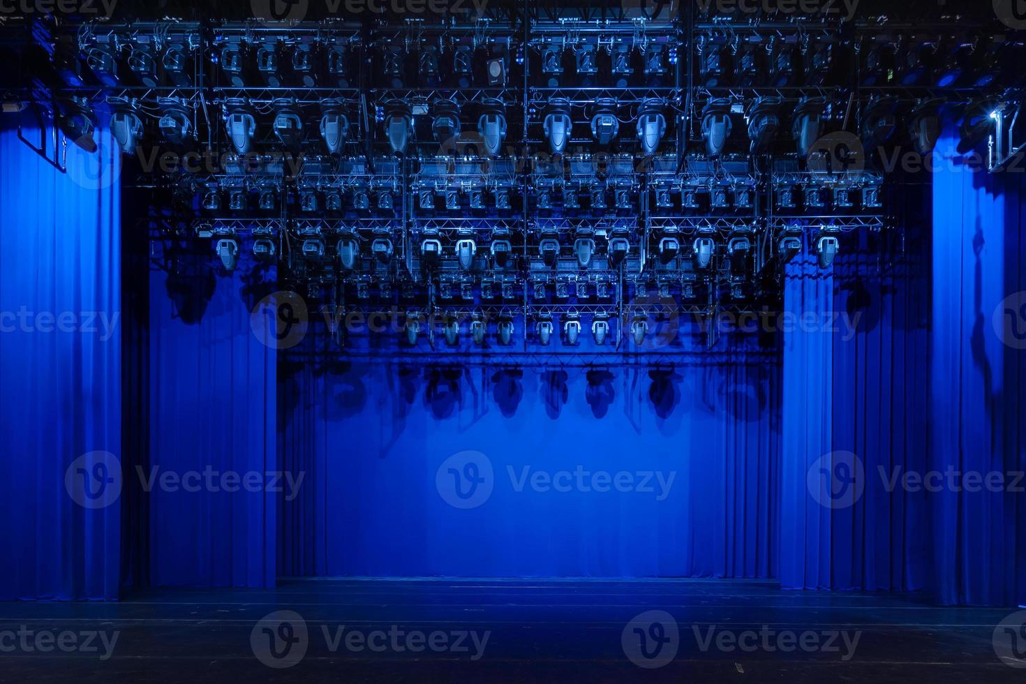 interiör av en vit konferens konsertsal eller teater med blå scen foto