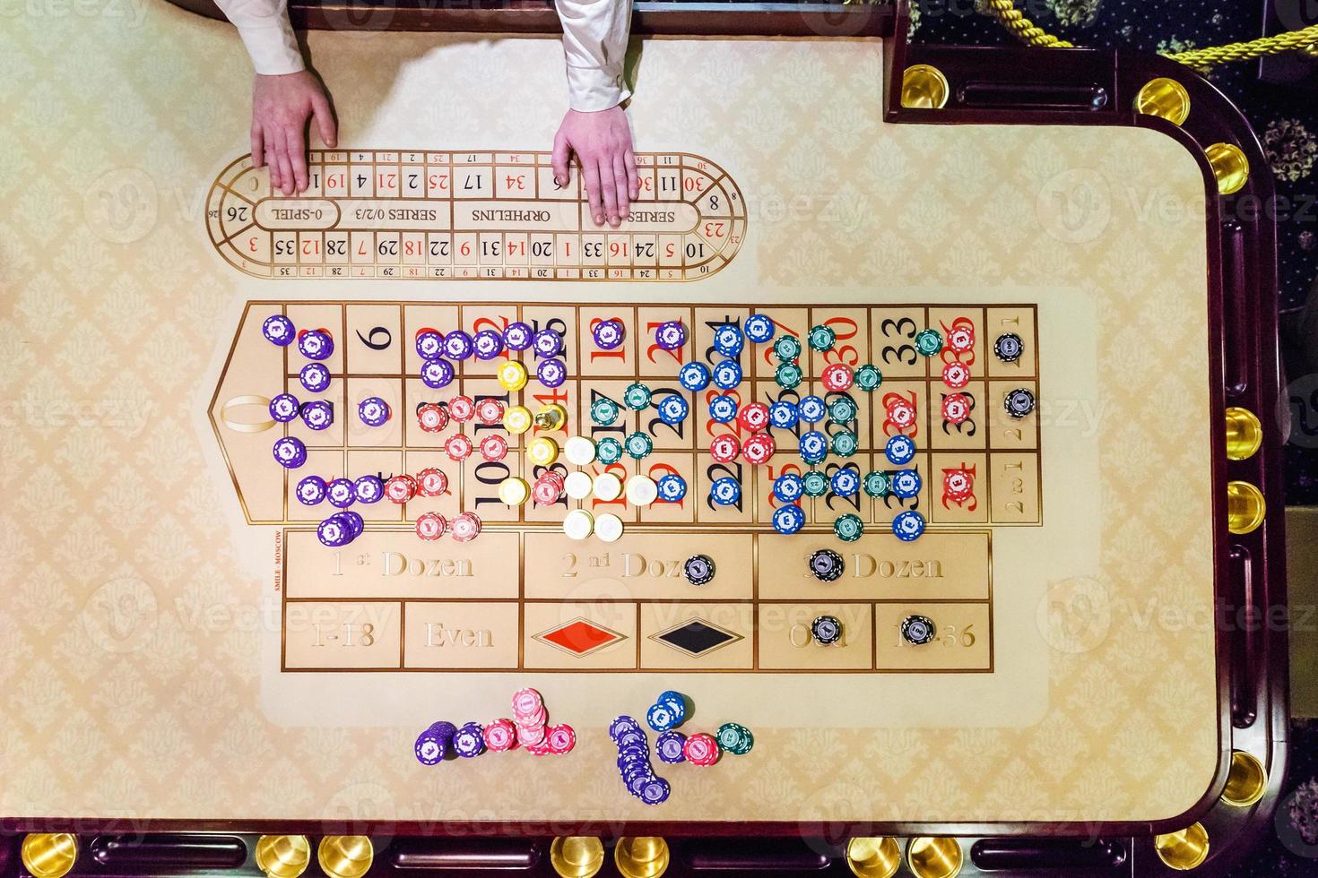 spelmarker på ett spelbord roulette foto