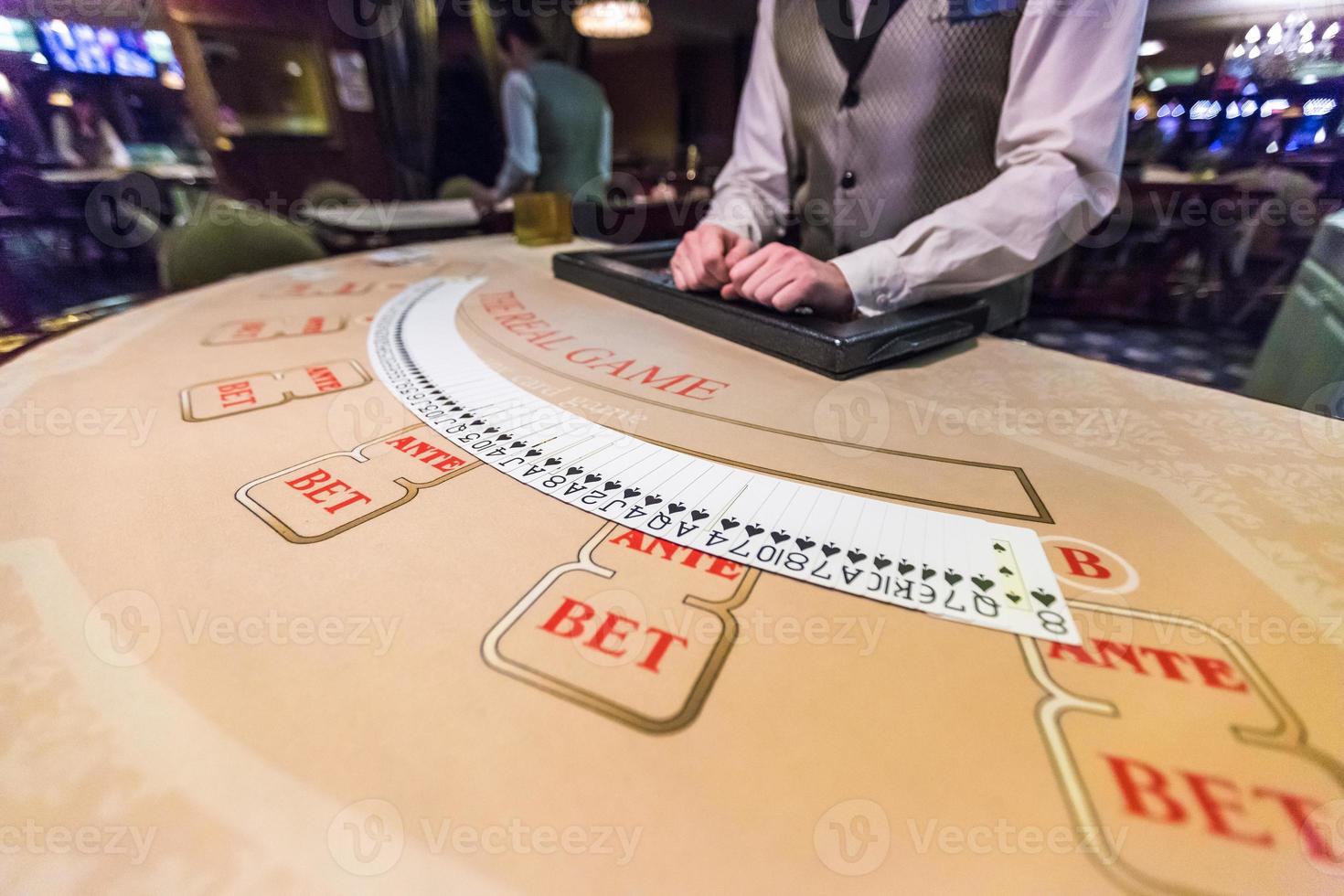 spelmarker och kort på ett spelbord roulette foto