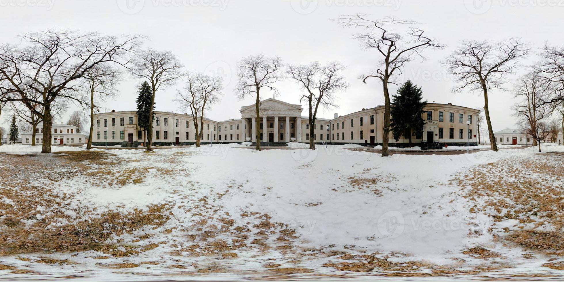 vinterpanorama nära antika medeltida slott. helt sfäriskt 360 gånger 180 graders sömlöst panorama i ekvirektangulär projektion. skybox för virtuell verklighetsinnehåll foto