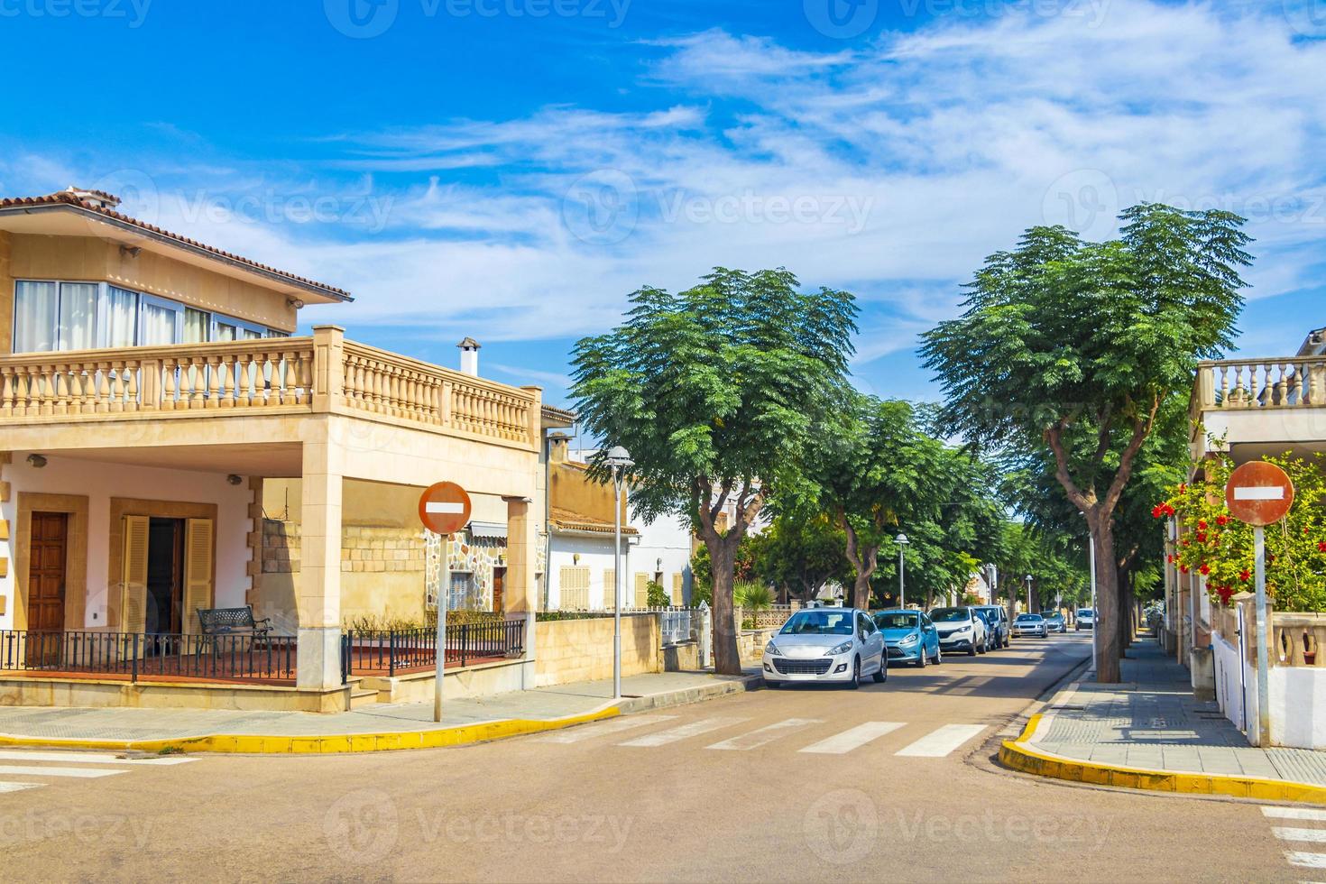 typiska gata väg bilar palmer byggnader kan picafort på spanien. foto