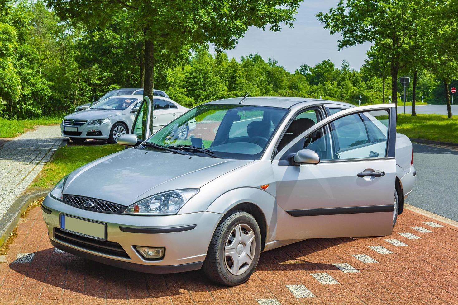 Niedersachsen Tyskland 2013 sportig silverbil parkerad på en parkeringsplats. foto