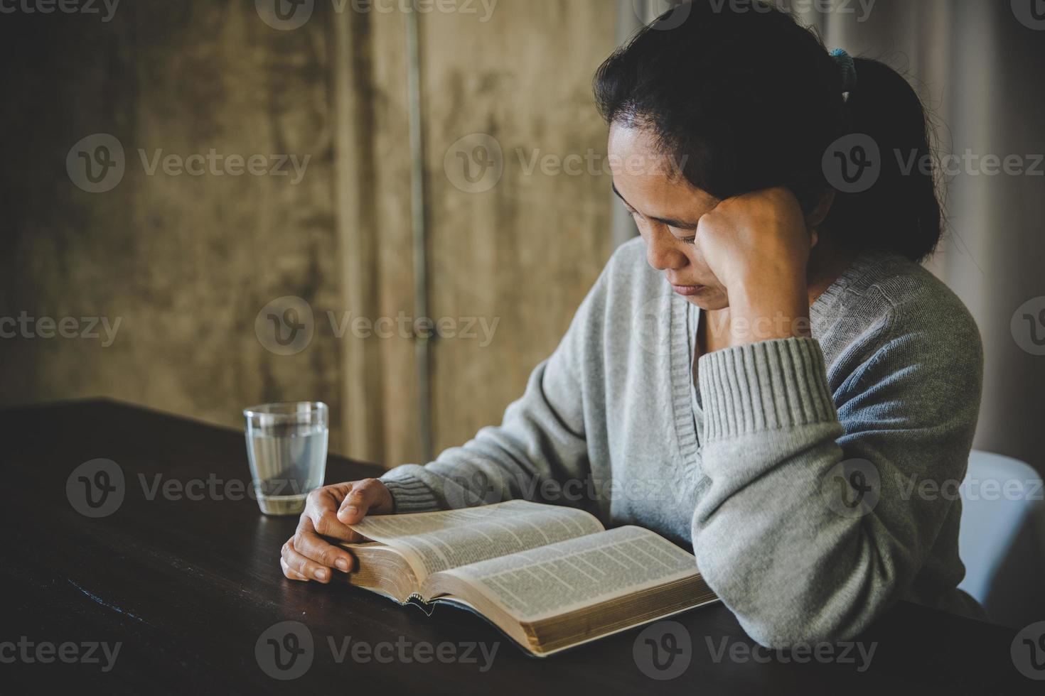 kvinna med bibeln foto