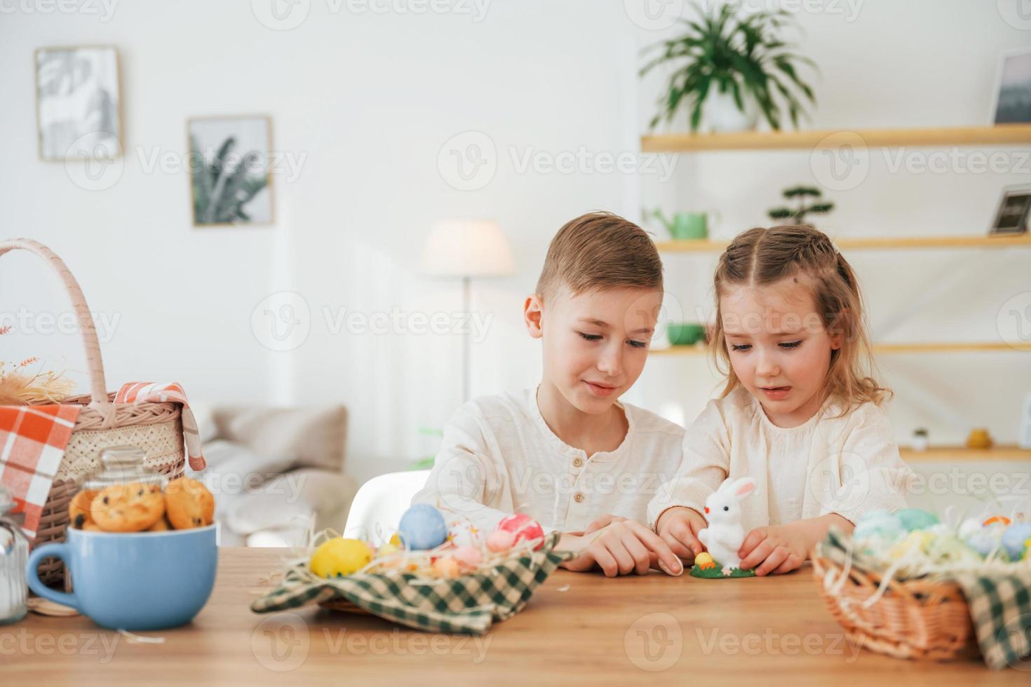 glad lillasyster och bror firar påskhelgen tillsammans foto