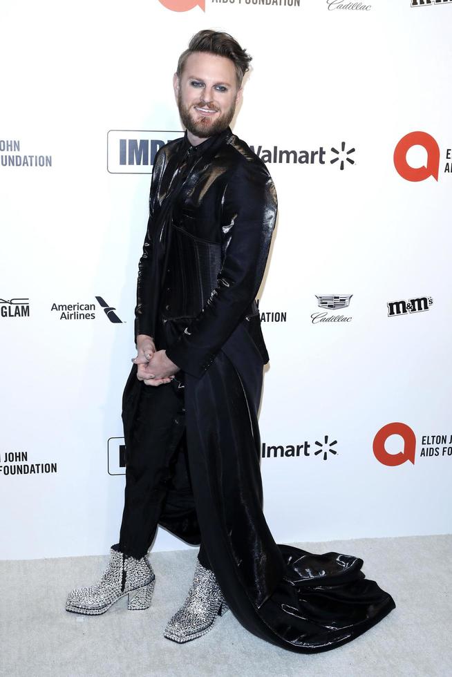 los angeles 9 feb - bobby berk på den 28:e elton john aids foundation visningsfest i west hollywood park den 9 februari 2020 i west hollywood, ca. foto