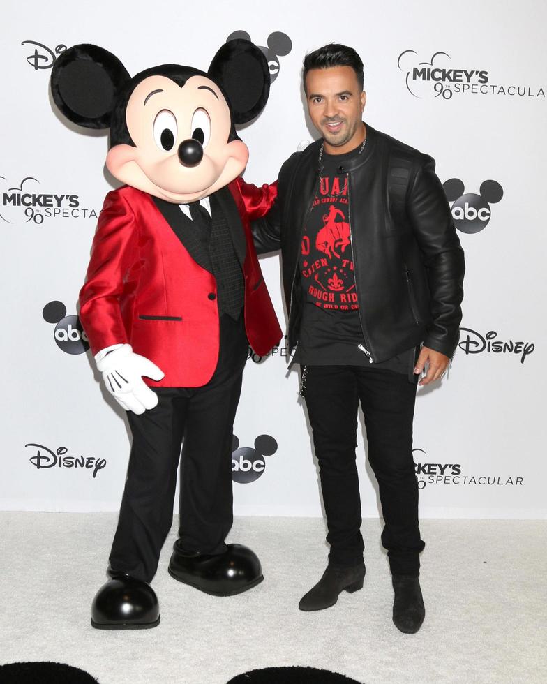 los angeles 6 okt - mickey mouse, luis fonsi på mickeys 90:e spektakulära inspelning på shrine auditorium den 6 oktober 2018 i los angeles, ca foto