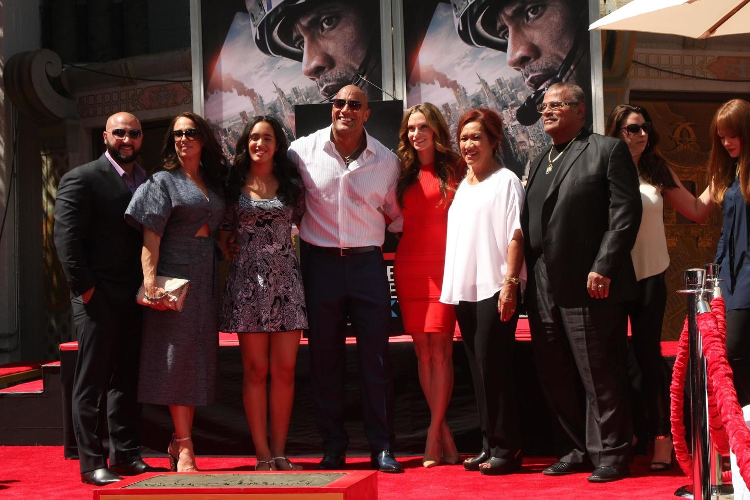 los angeles, 19 maj - dwayne johnson, familj, vänner vid dwayne johnsons hand- och fotavtrycksceremoni på tcl chinese theatre den 19 maj 2015 i los angeles, ca. foto