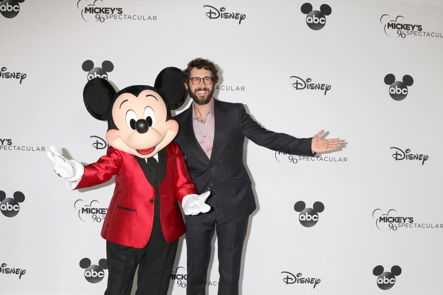 los angeles 6 oktober - mickey mouse, josh groban på mickeys 90:e spektakulära inspelning vid shrine auditorium den 6 oktober 2018 i los angeles, ca foto