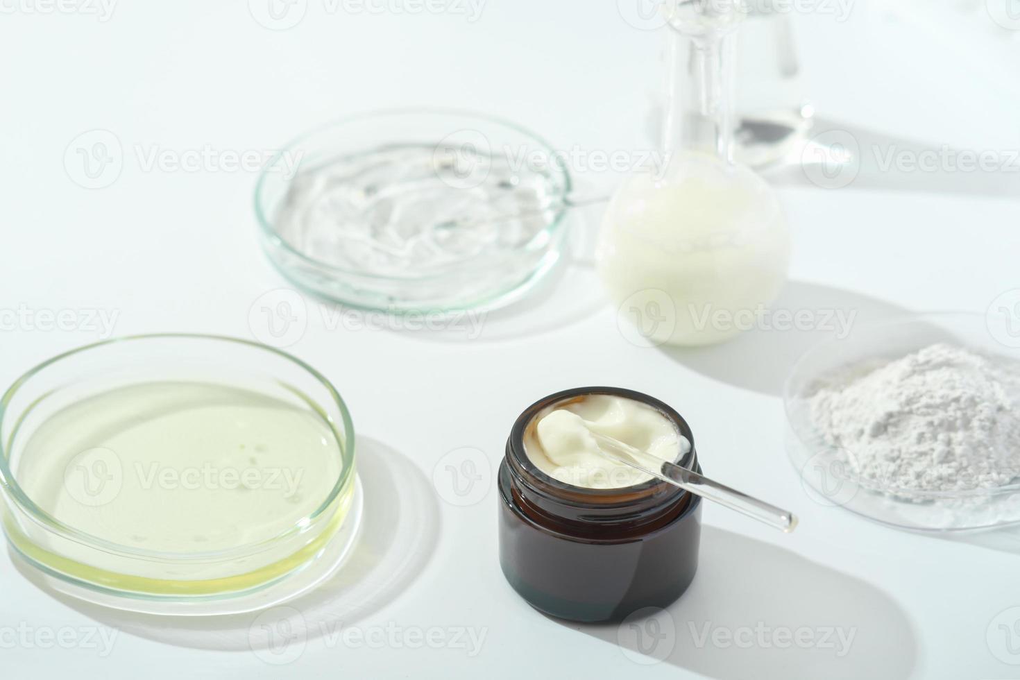 petriskålar med medium och glas på ett laboratoriebord. jäsning, fermenterad skönhetshudvård. behållare med kräm eller lösning eller serum för anti-age behandling utvecklad i ett labb foto