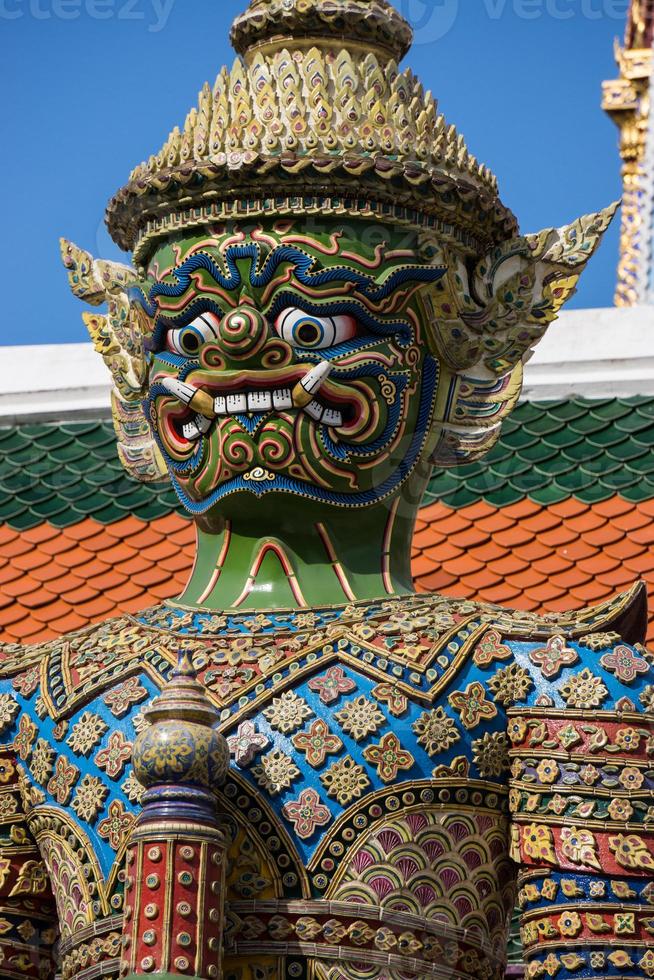 enorm garuda staty på wat phra kaew, bangkok, thailand. foto