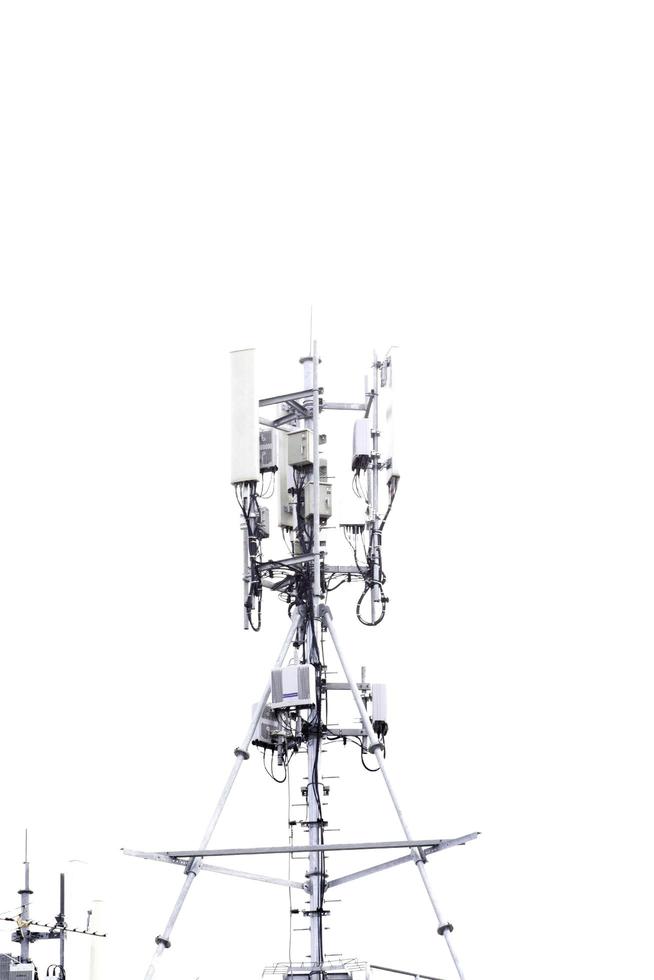 telefontorn och höga mobilnät och högkänsligt internet på torn är tillgängliga för företag och allmänheten som modern teknik i dagens värld på vit bakgrund. foto