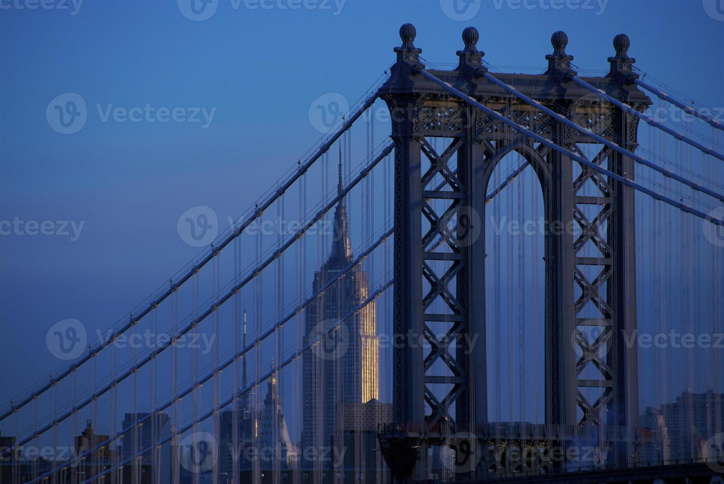Manhattan Bridge och Empire State Building foto