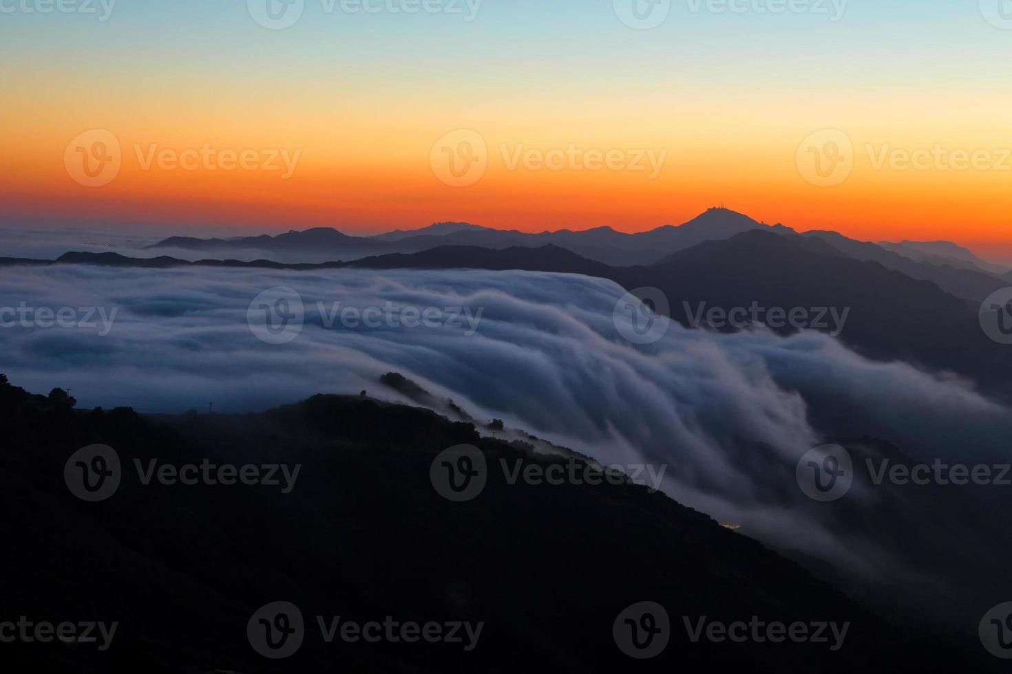 låga moln över santa monica bergen foto