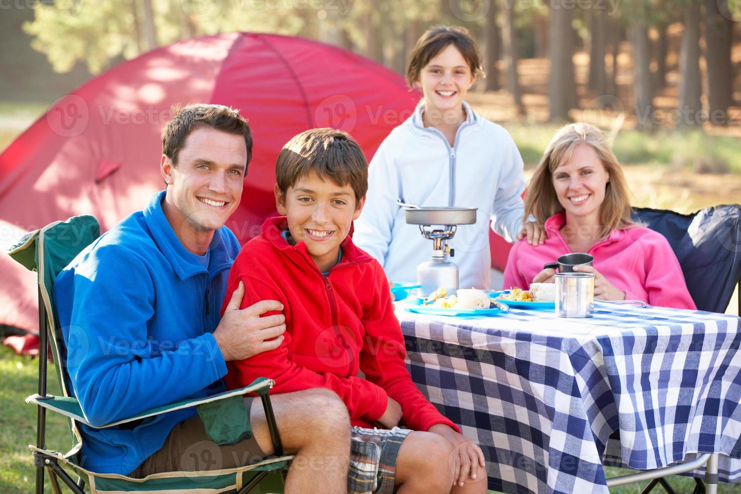 familjen njuter av måltid på campingsemester foto