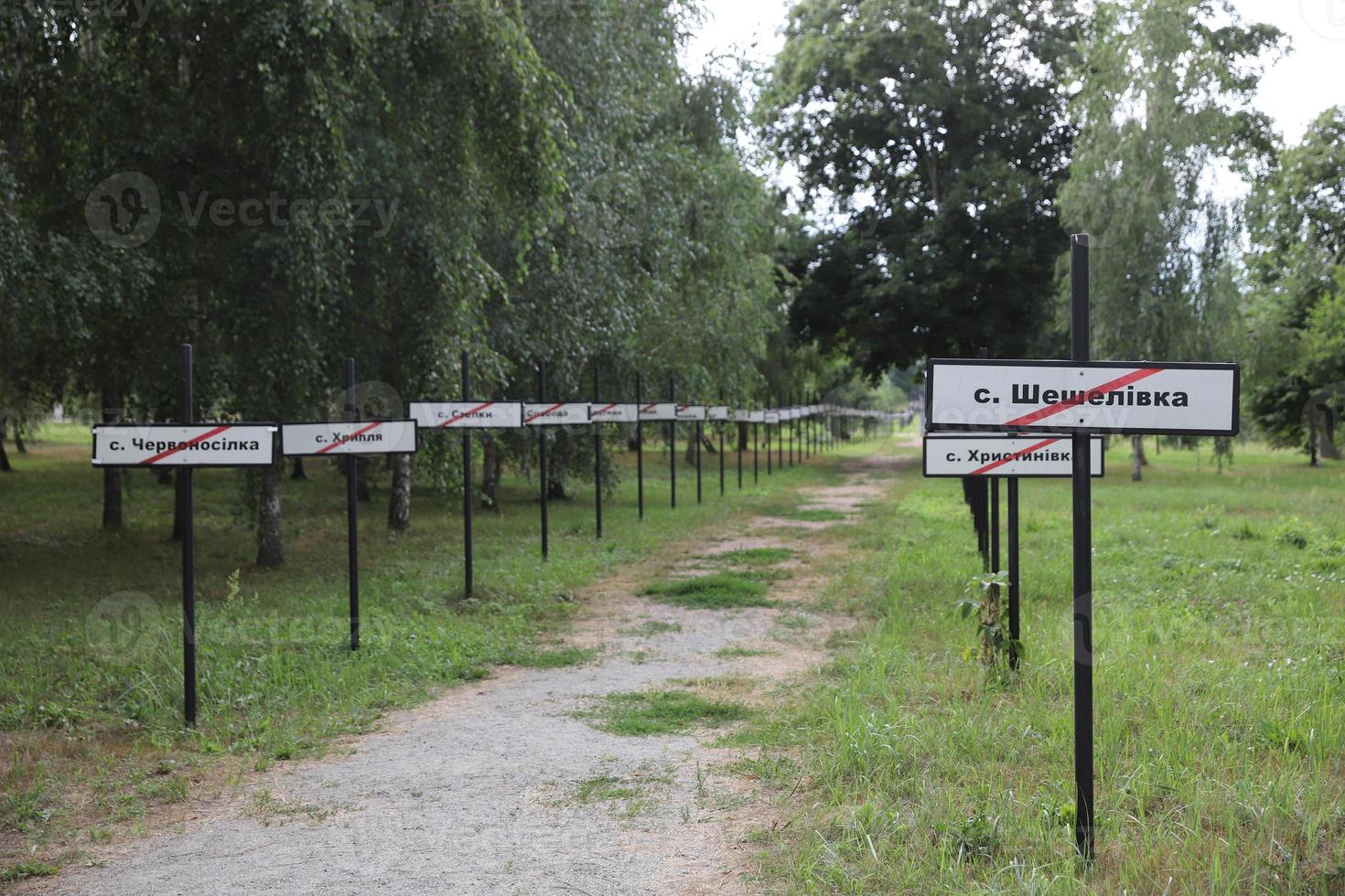 minnesmärke av återbosatta byar i tjernobyl-exklusionszonen, ukraina foto