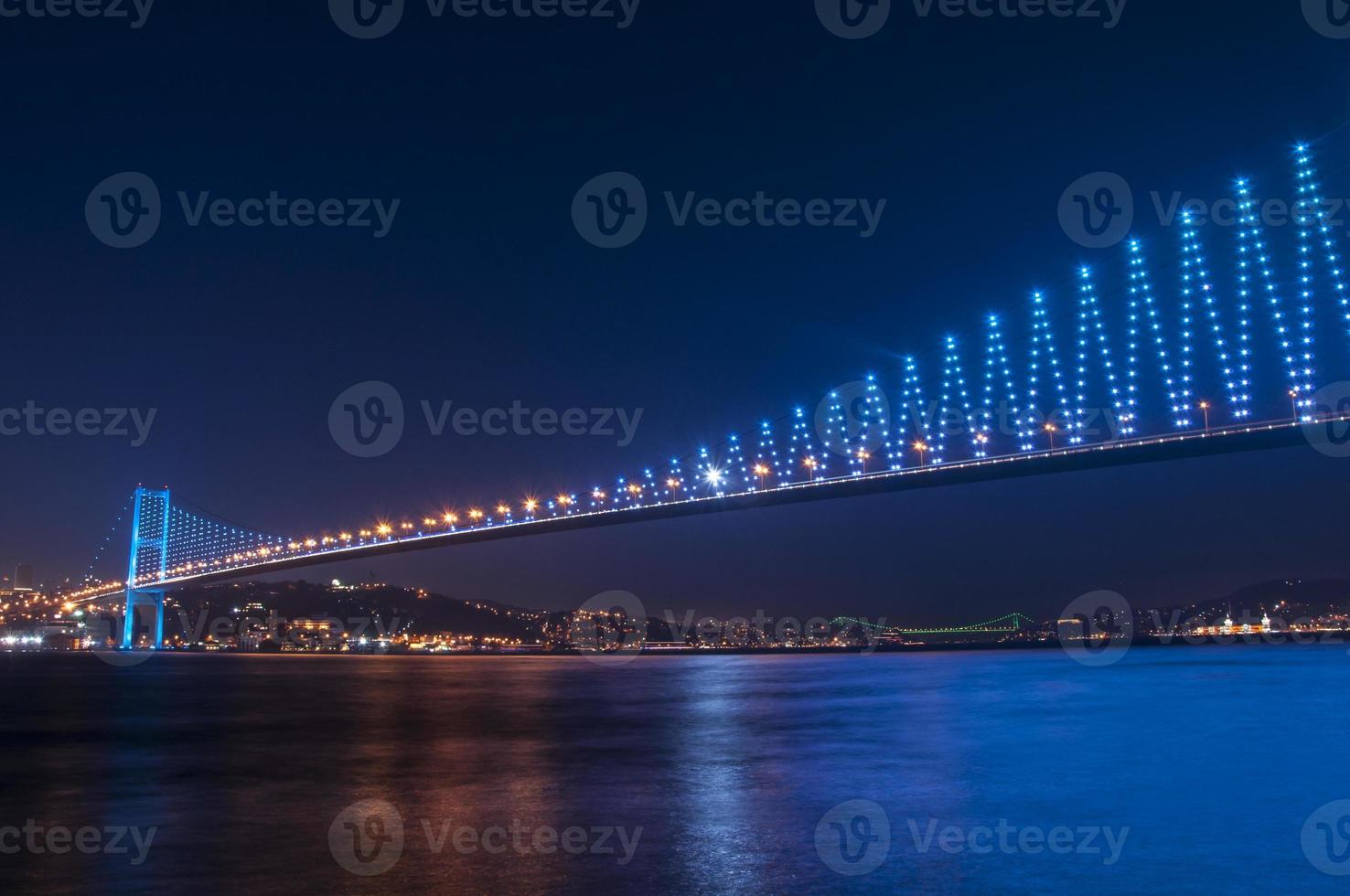 bosphorus bridge på natten istanbul / kalkon foto