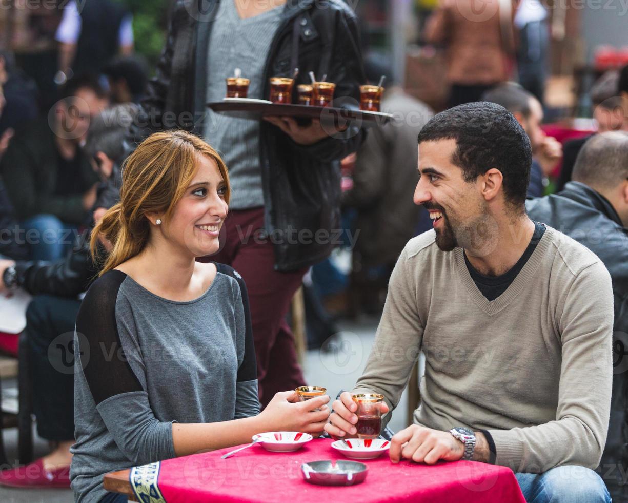 turkiska par som dricker cay, traditionellt te, i istanbul foto