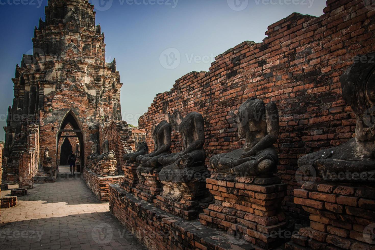 thailändska ruiner och antikviteter i ayutthaya historiska park turister från hela världen buddha förfaller foto