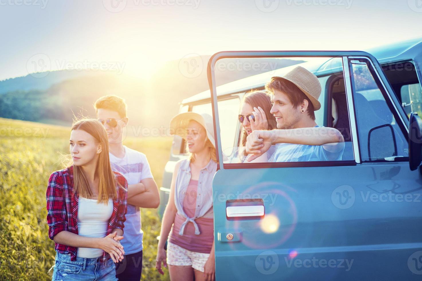 unga hipstervänner på bilresa foto