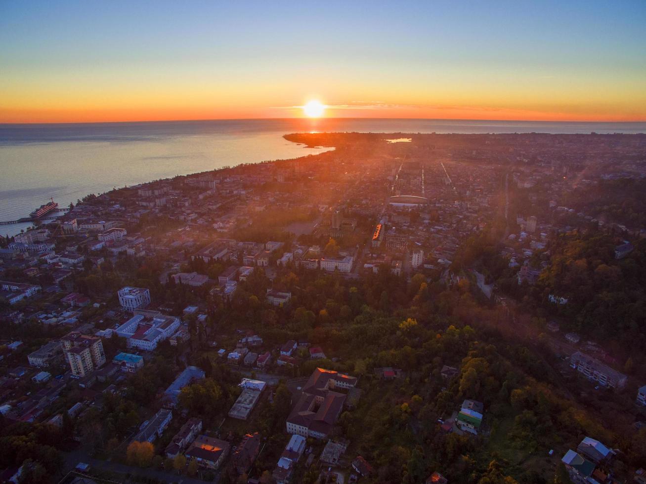 flygbild över stadslandskapet. sukhumi, abchazien foto