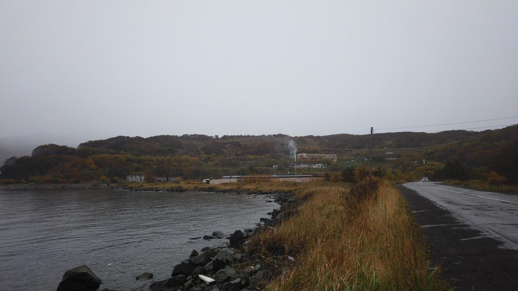 landskap med utsikt över en landsväg i Petropavlovsk-Kamchatsky, Ryssland foto