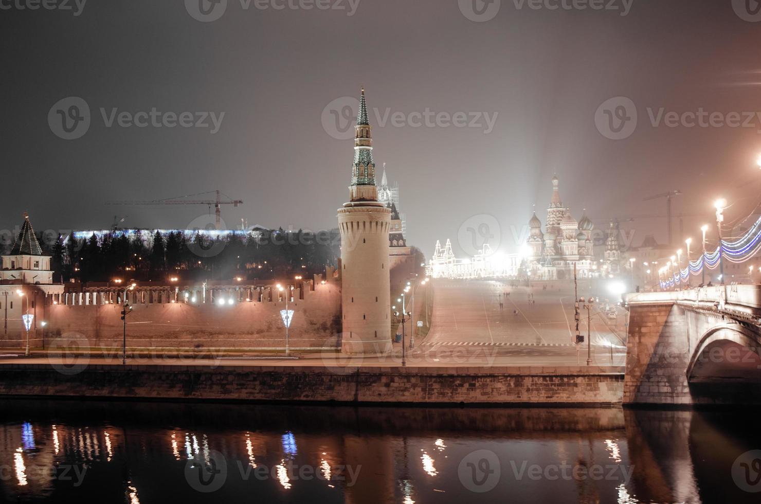 utsikt över Moskva kreml på natten. foto