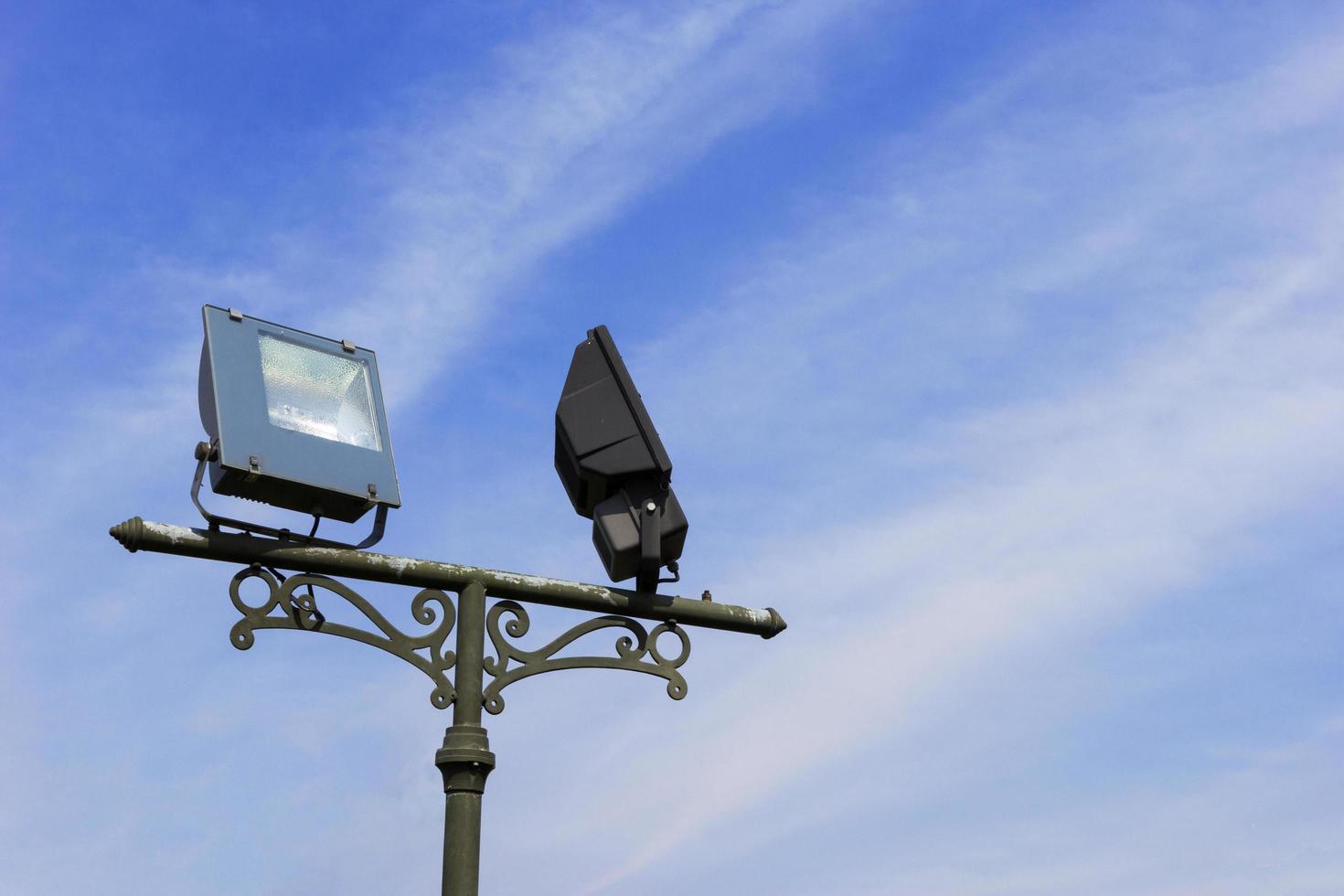 gatubelysning mot blå himmel bakgrund foto