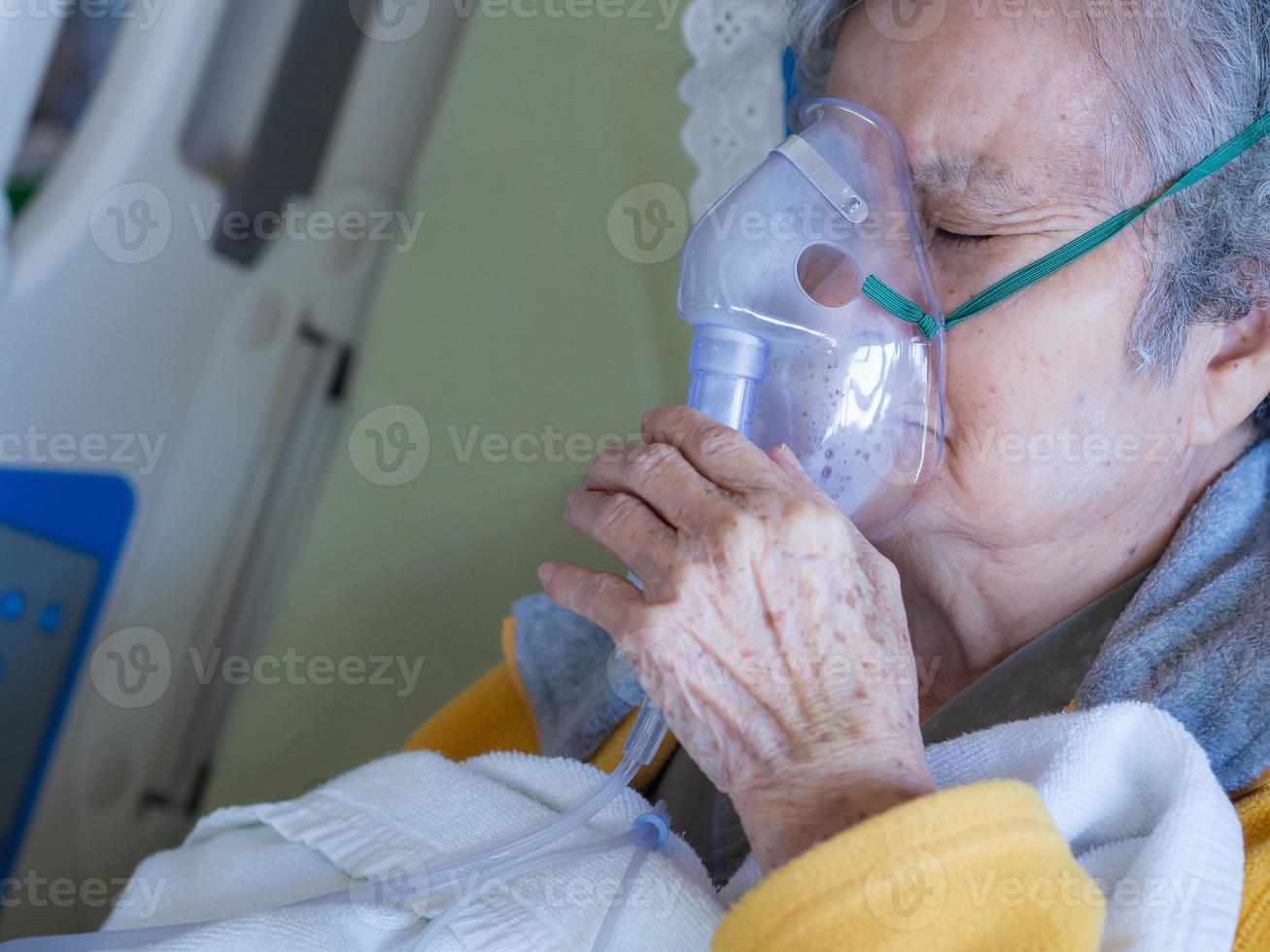 äldre kvinna patient med lungsjukdom och få syre för behandling foto