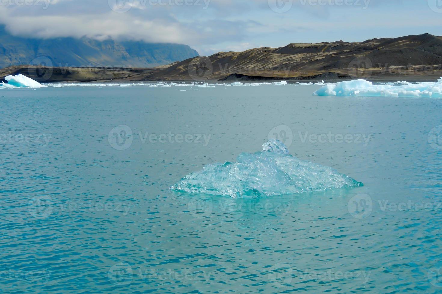 klarblått isberg som flyter i sjön jokulsarlon blått kallt vatten på Island 11 foto