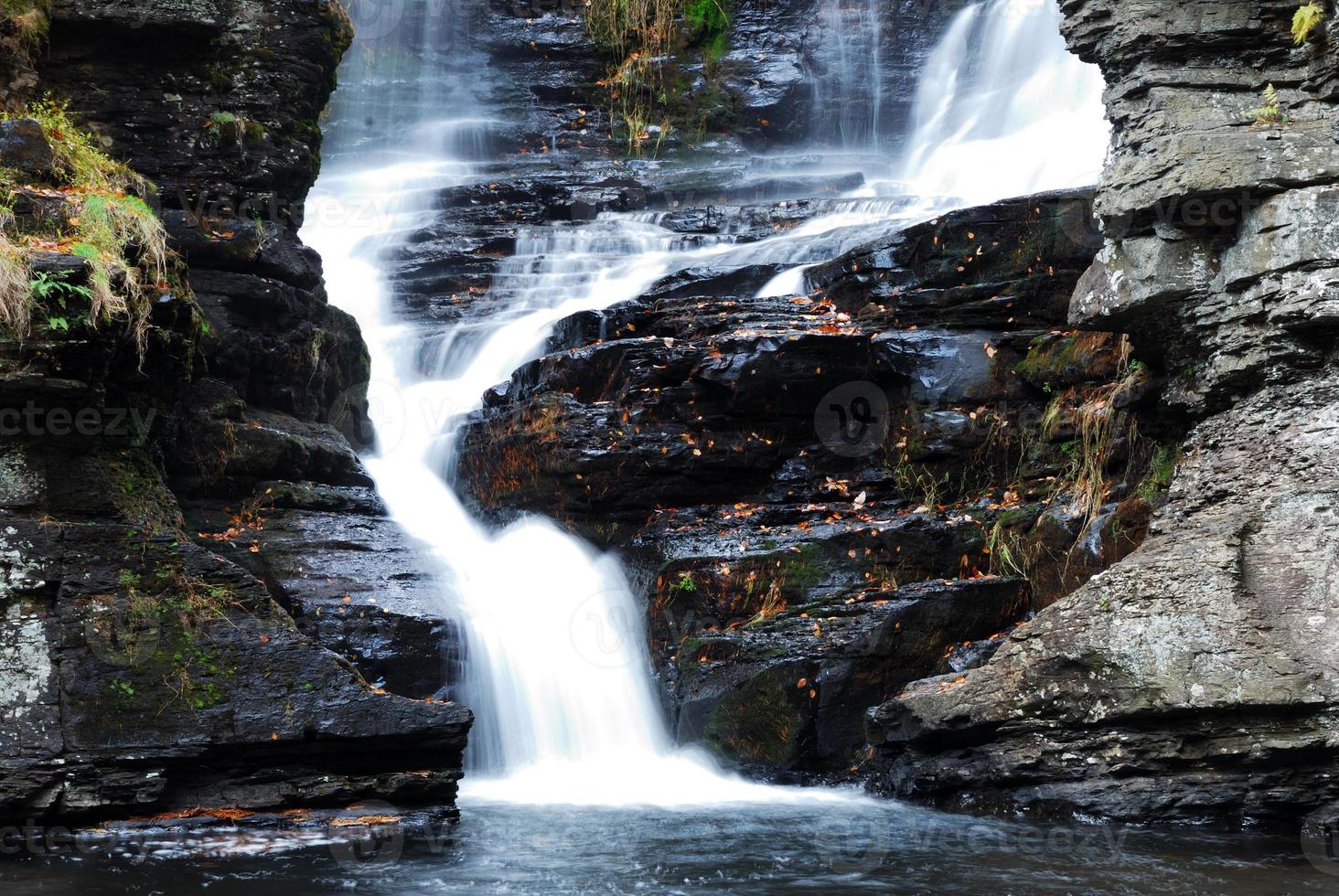 höstvattenfall i berg foto