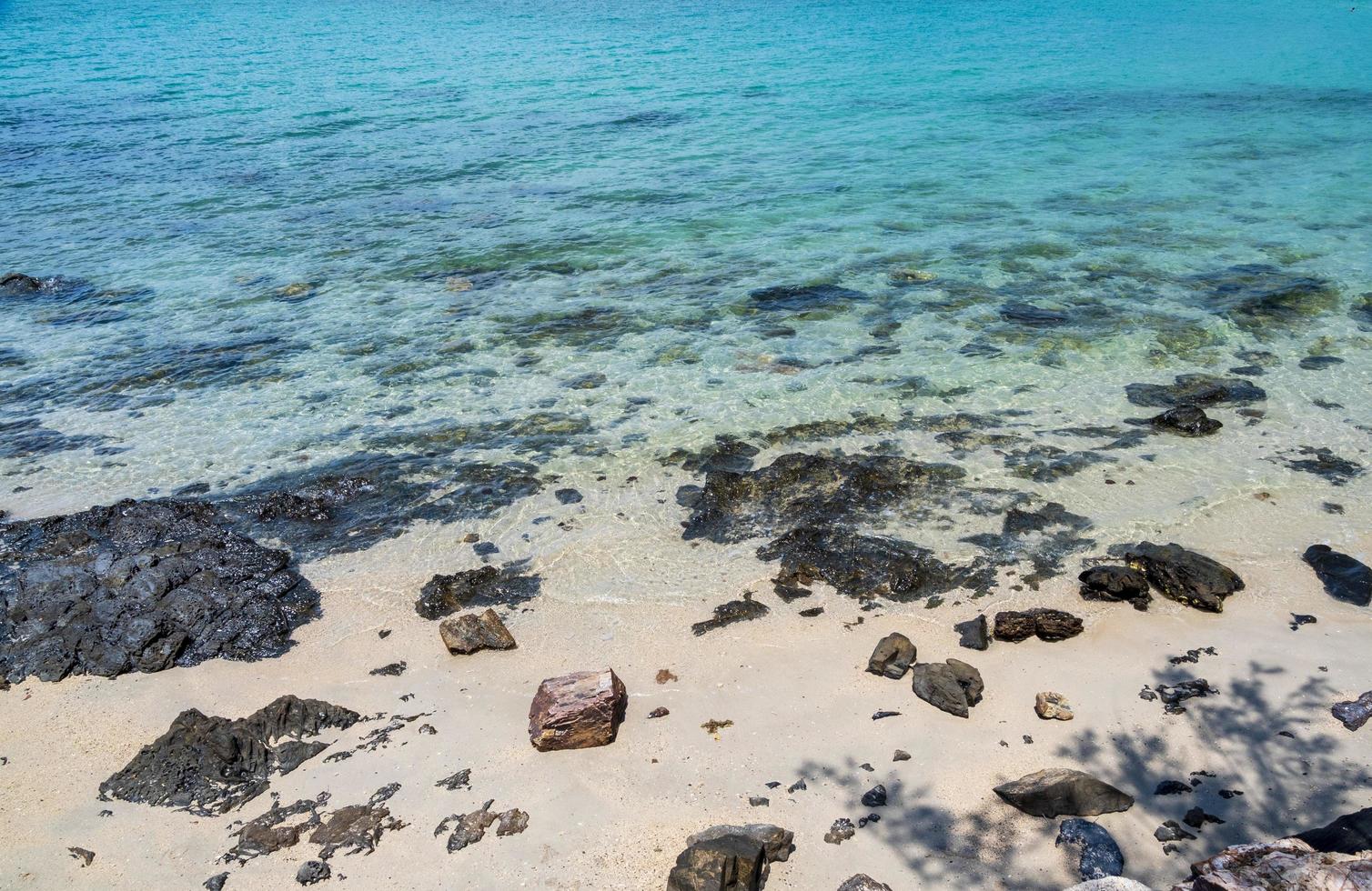 landskap sommarvy tropiskt hav strand sten blå himmel vit sand bakgrund lugn natur hav vacker våg krasch stänk vatten resor nang ram strand östra thailand chonburi exotisk horisont. foto