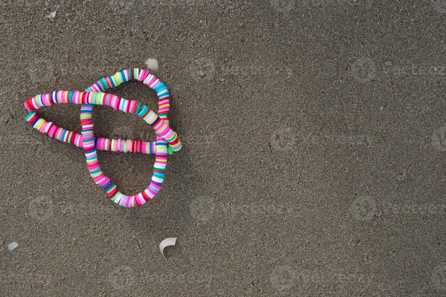 regnbågsarmband på sand background.lgbt koncept. kopieringsutrymme foto