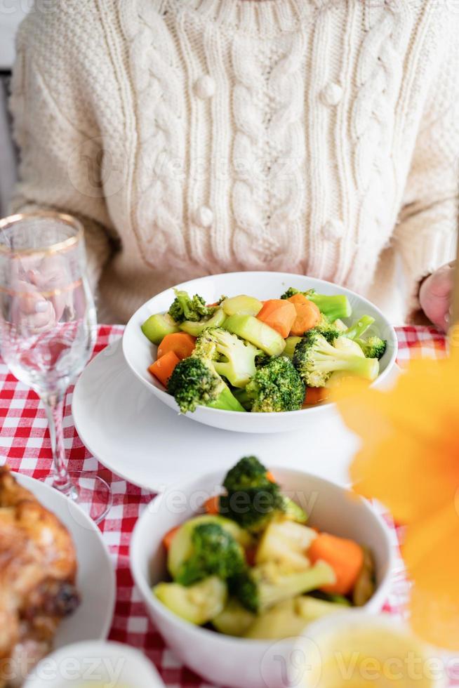 kvinna med grönsaker för Thanksgiving middag hemma kök foto