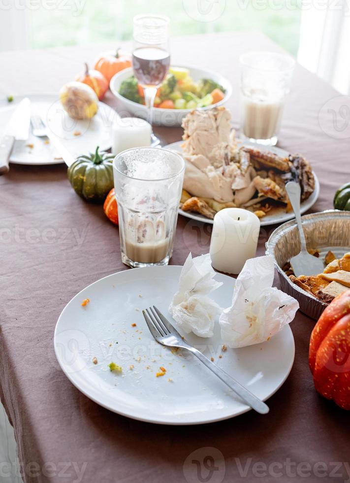 hög vinkel vy av tacksägelsebord efter fest, matrester och smutsig disk foto