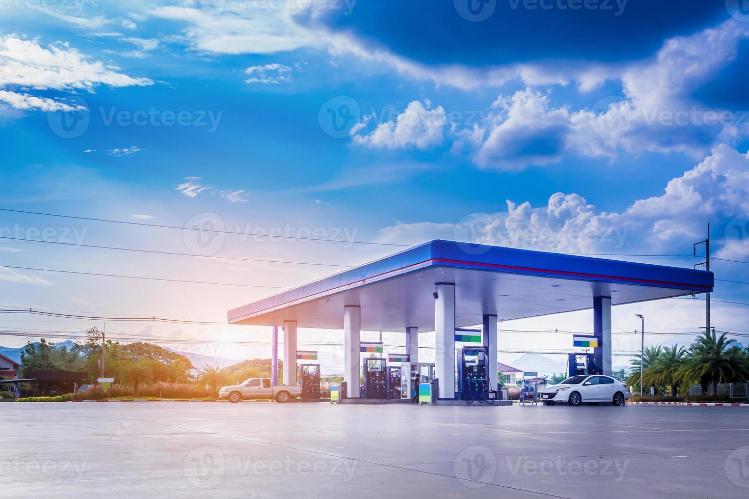 bensinstation med moln och blå himmel foto