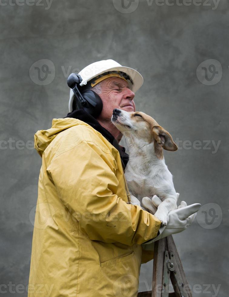 gammal man med hund foto